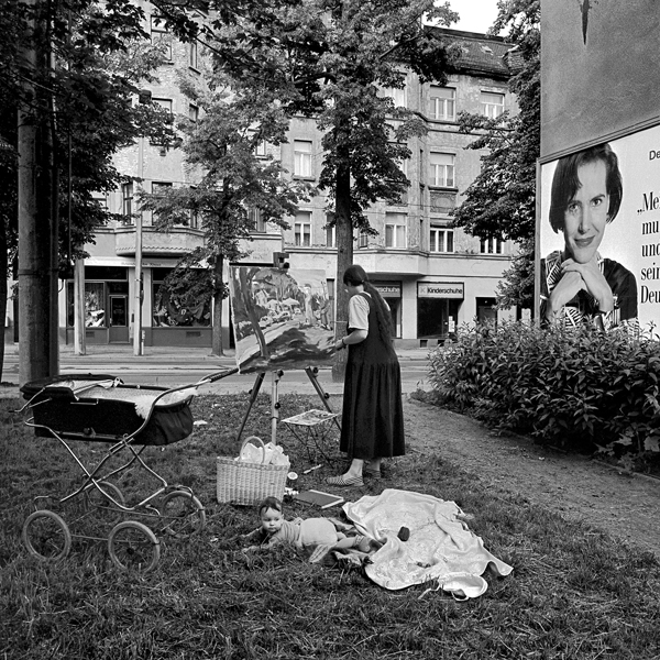 Thomas Steinert:Studentin der Malerei beim Naturstudium, Fritz-Austel-Straße, Leipzig 1993
Piezo-Pigment-Print, 40 x 40 cm
Ed. 7, signiert, editioniert verso 

